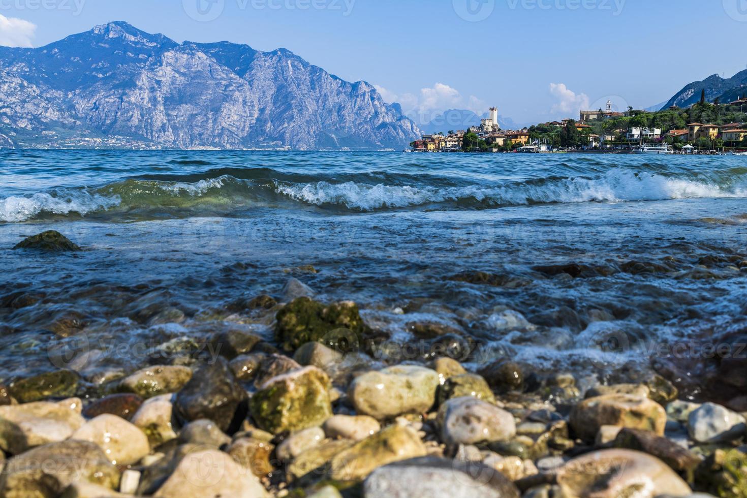 Gardasee und das historische Zentrum von Malcesine. foto