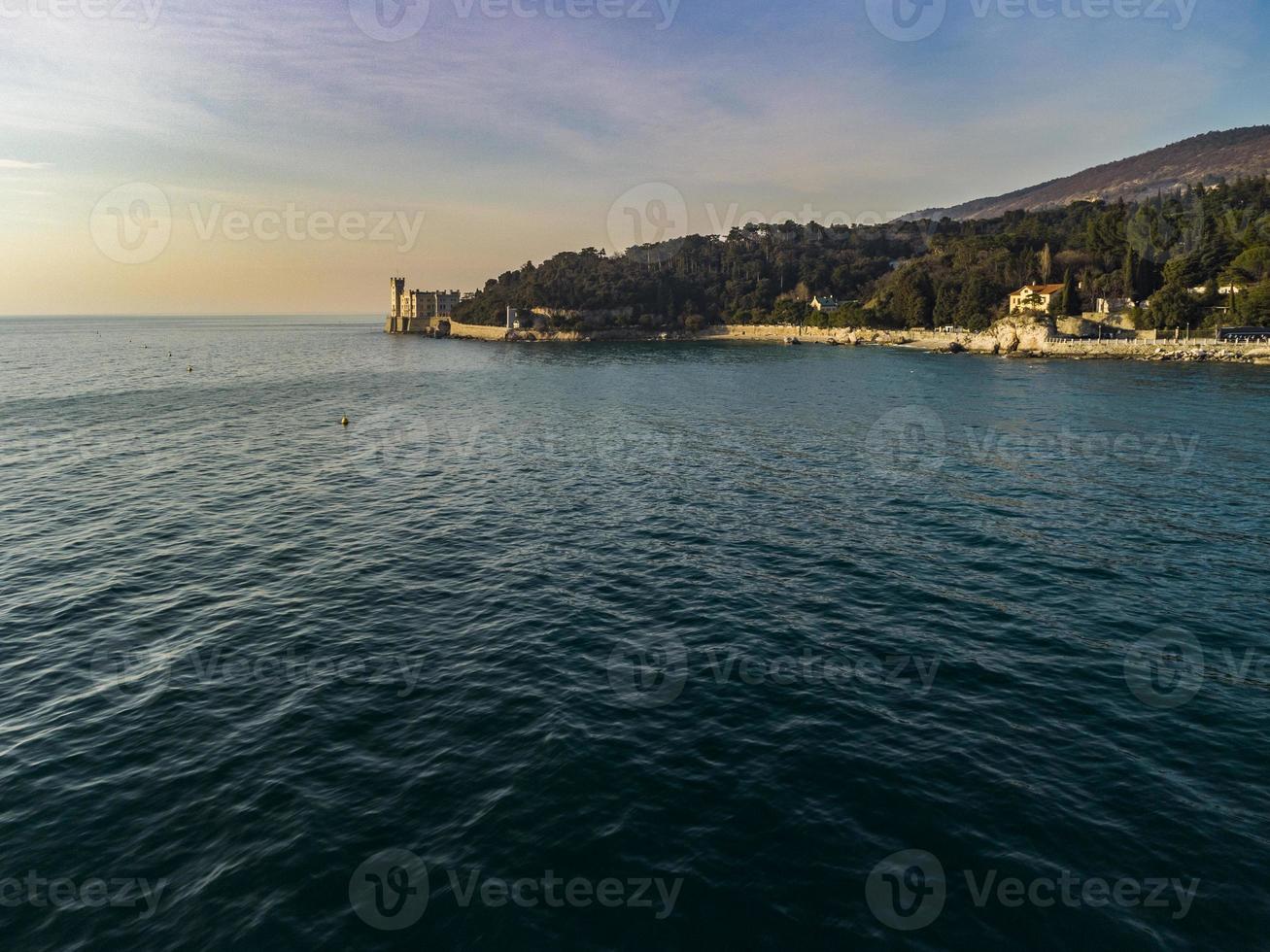 Triest, Schloss Miramare bei Sonnenuntergang. foto