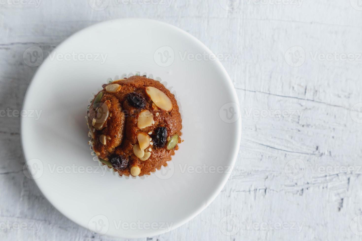 Bananencupcakes in den Tellern auf dem Tisch foto