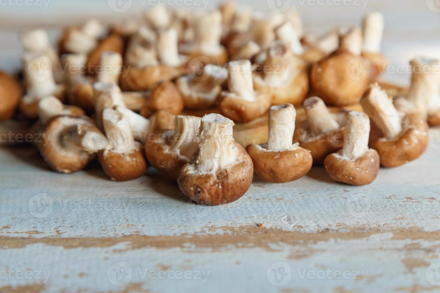 frische Shiitake-Pilze auf dem Holzküchentisch foto