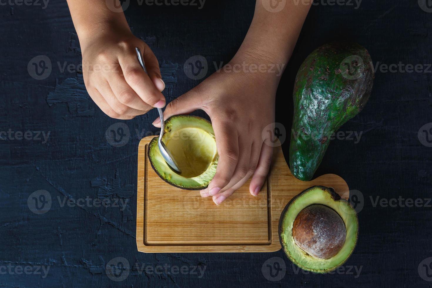 Avocadofrucht in der Hand verzehrfertig foto