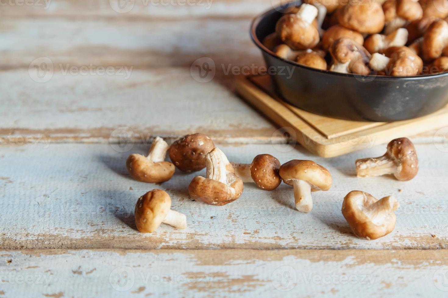frische Shiitake-Pilze in einer Pfanne zum Kochen foto