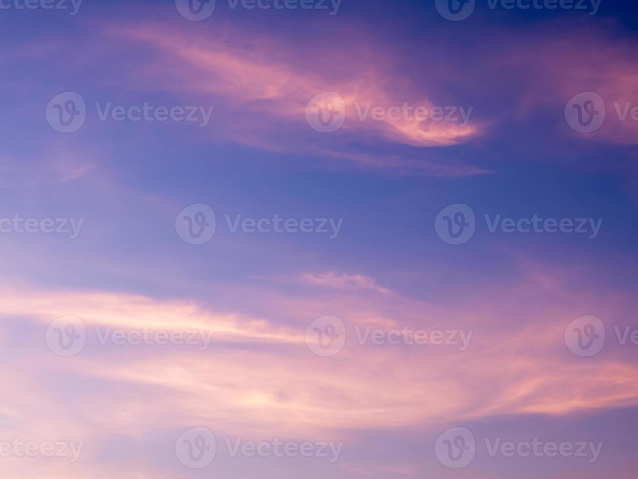 flauschige Wolken am blauen Himmel mit Morgenlicht vom Sonnenaufgang foto