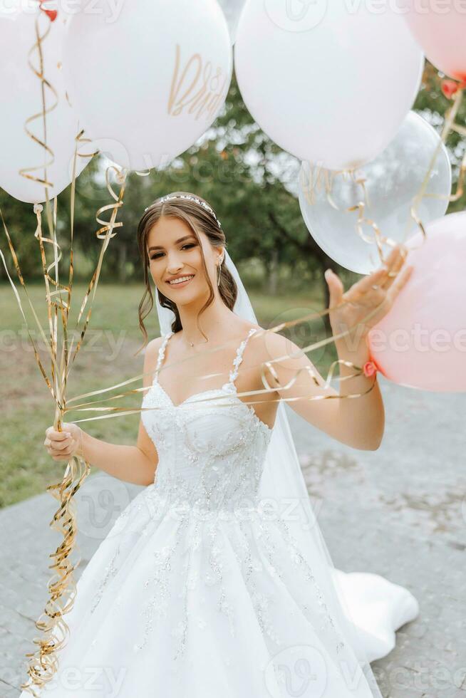 schön Braut mit ein modisch Hochzeit Frisur, Hochzeit nackt bilden. schließen oben Porträt von jung Herrlich Braut, posieren im Zimmer im das Hochzeit Morgen. hoch Qualität Foto