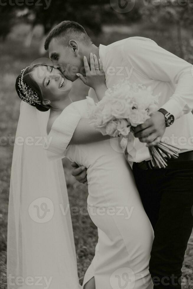 schön Hochzeit Paar. das Bräutigam Küsse das Braut auf das Stirn. glücklich Hochzeit Fotografie von Braut und Bräutigam beim Hochzeit Zeremonie. foto