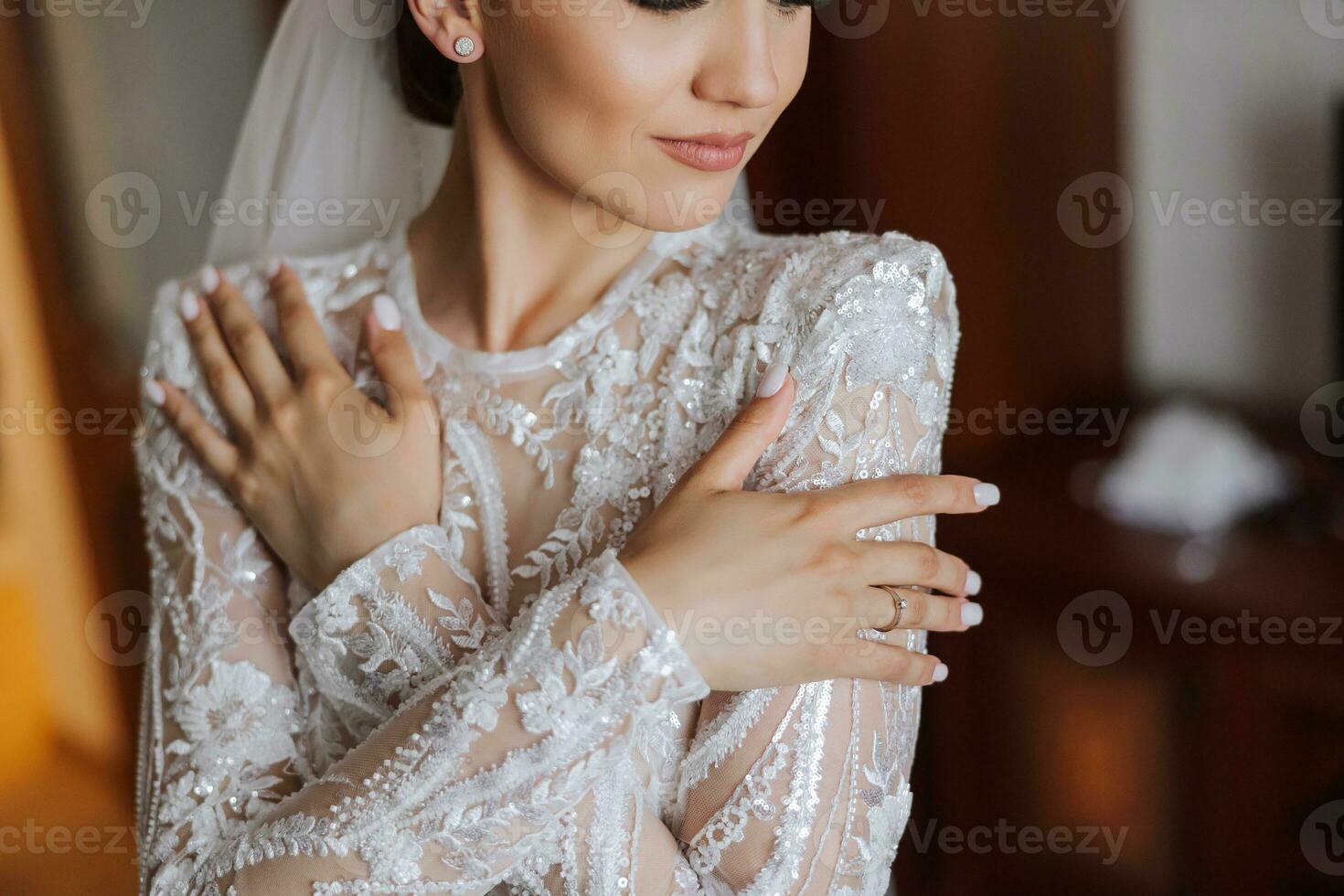 schön Braut mit ein modisch Hochzeit Frisur, Hochzeit nackt bilden. schließen oben Porträt von jung Herrlich Braut Schließen ihr Augen, posieren im Zimmer im das Hochzeit Morgen. hoch Qualität Foto