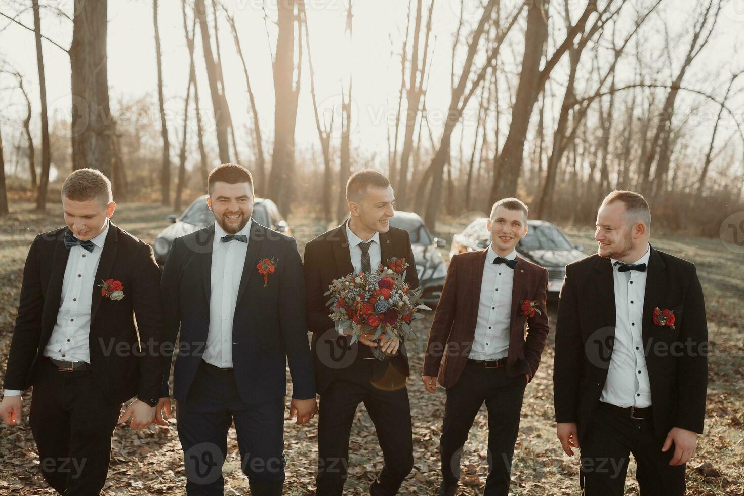 Braut mit Brautjungfern auf das Park auf das Hochzeit Tag. Brautjungfern im Blau Kleider und Braut halten schön Blumensträuße. schön Luxus Hochzeit Blog Konzept. Sommer- Hochzeit. foto