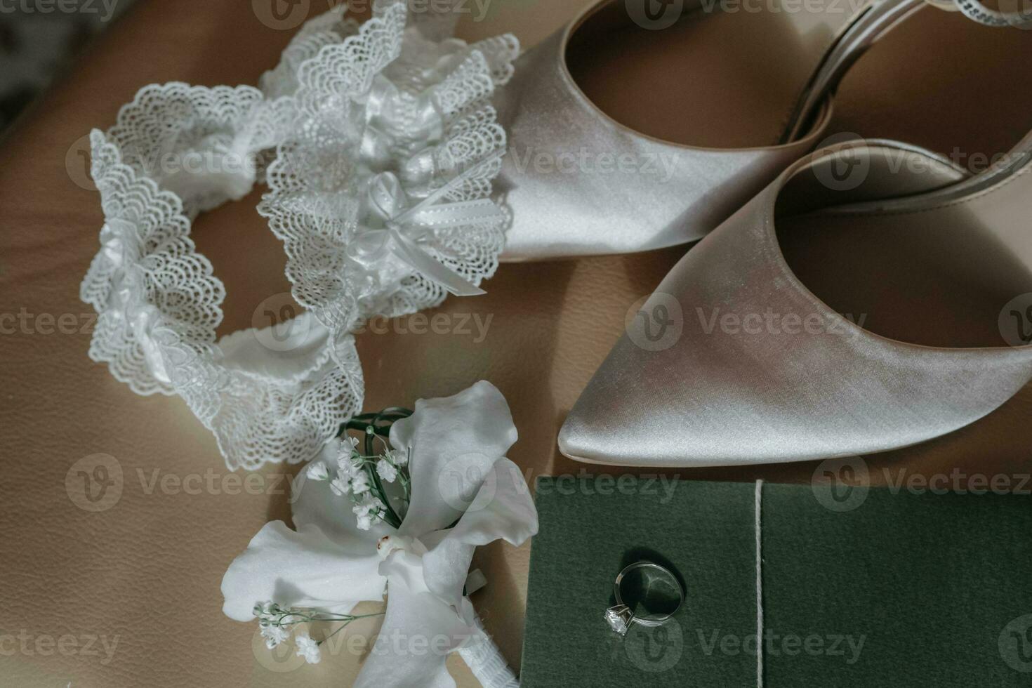 Hochzeit Zubehör im Licht Farben, Schuhe, ein Hochzeit Ring und ein Hochzeit Strauß. Einladung von geprägt Papier im Grün Farbe foto