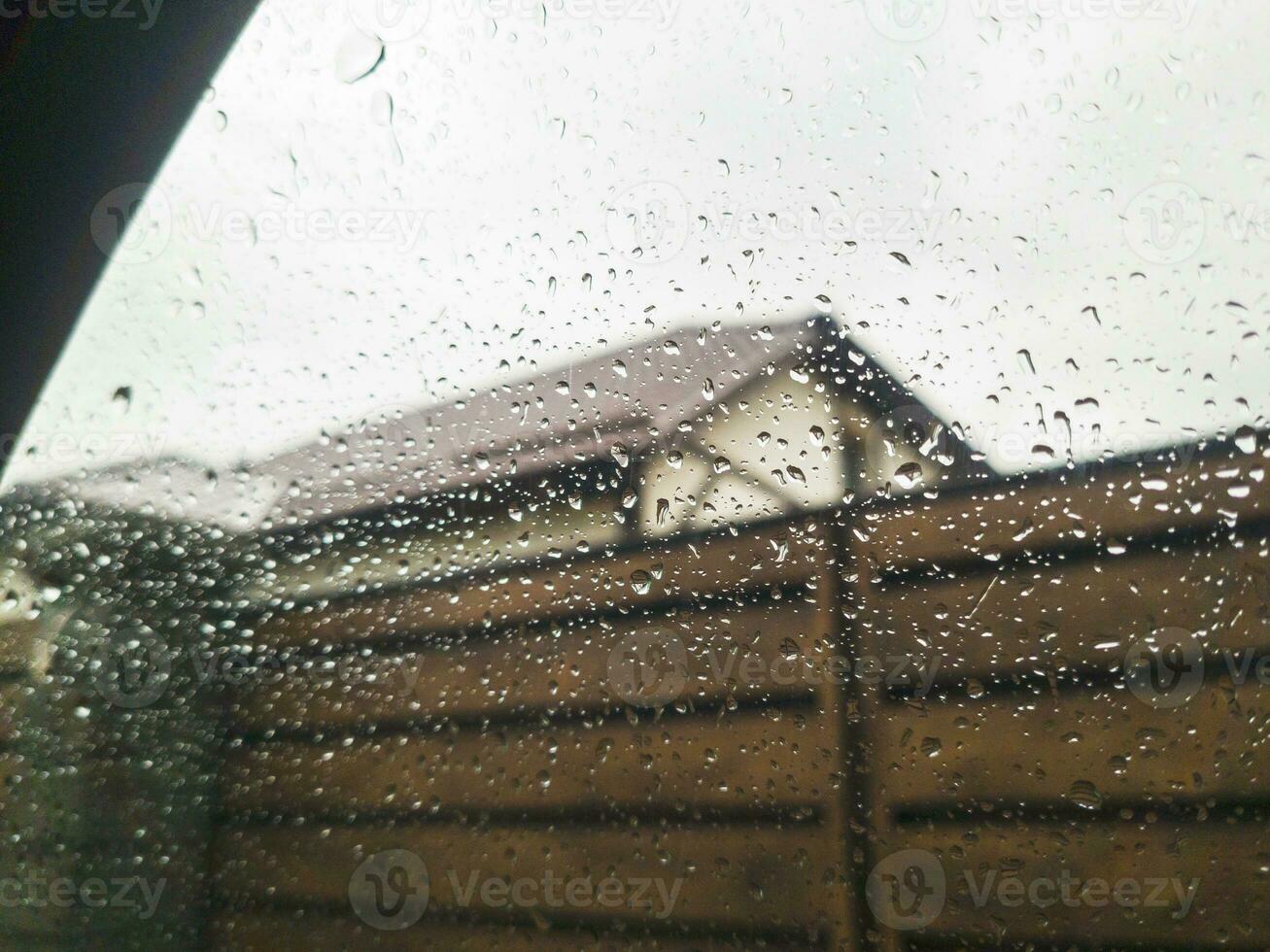 Konzept Schuss von das Auto Fenster bedeckt durch Regen Tropfen. Hintergrund foto