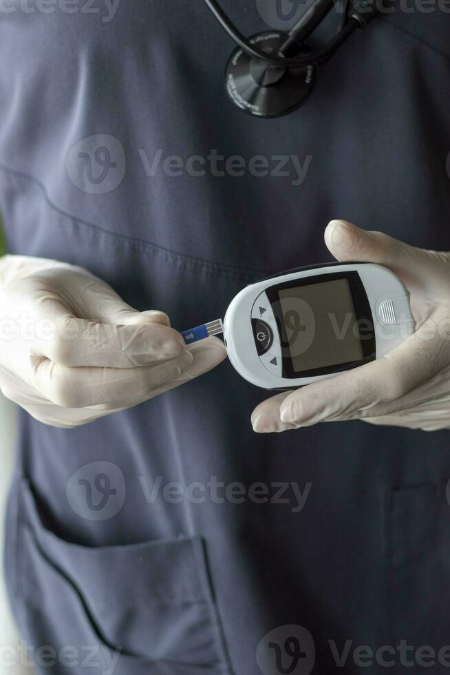 schließen oben Schuss von das Krankenschwester halten Glukometer Instrument. Gesundheitswesen foto
