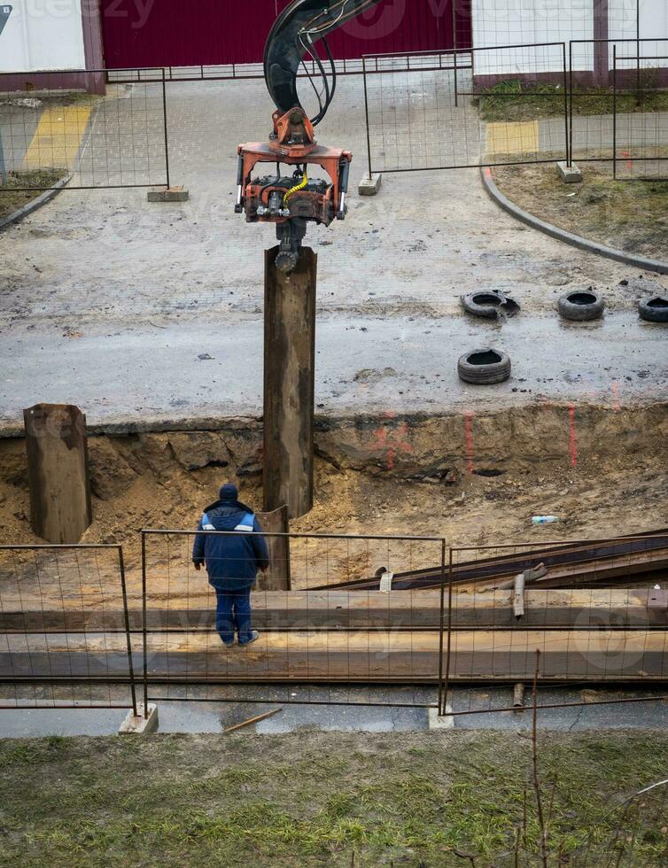 Schuss von das schwer Konstruktion Straße Ausrüstung während funktioniert. industriell foto