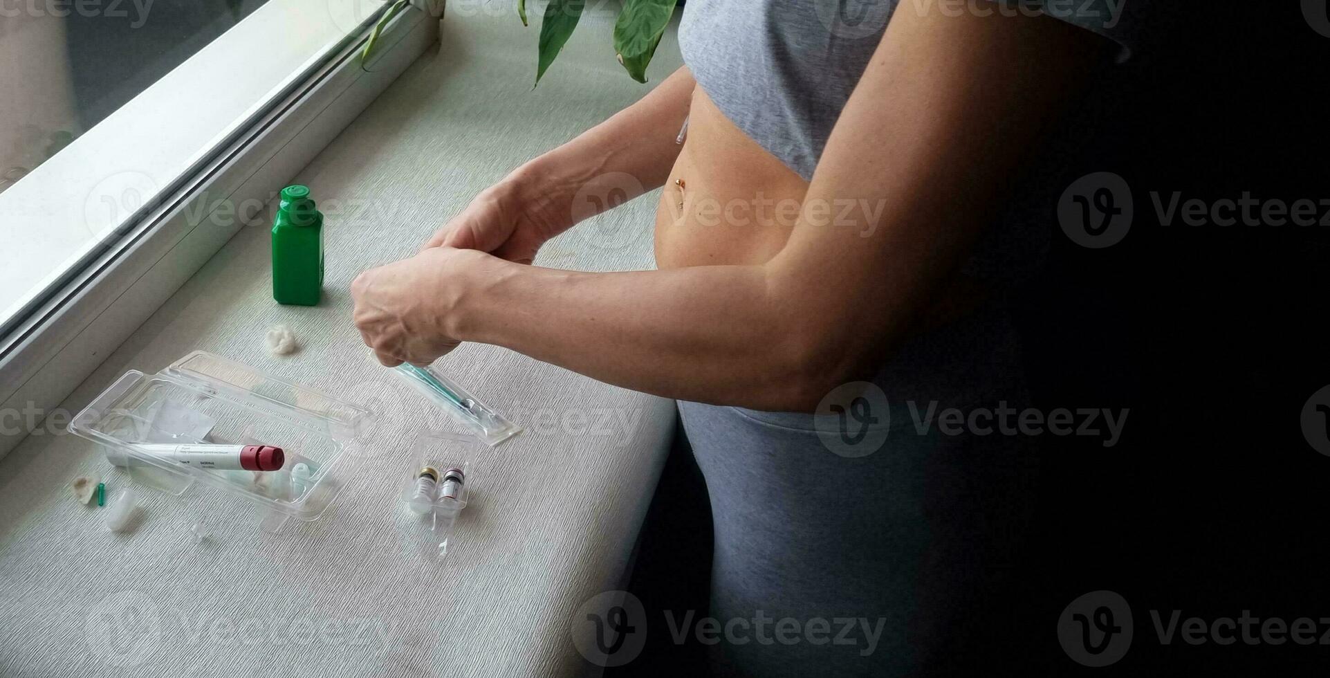 schließen Ergebnis von das Frau vorbereiten Medizin zum Injektion. Gesundheitswesen foto