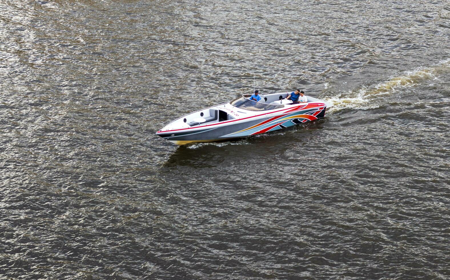 Moskau, Russland - - 07.09.2023 - - Menschen genießen das Reiten auf das Geschwindigkeit Boot auf das Moskau Fluss. Urlaub foto