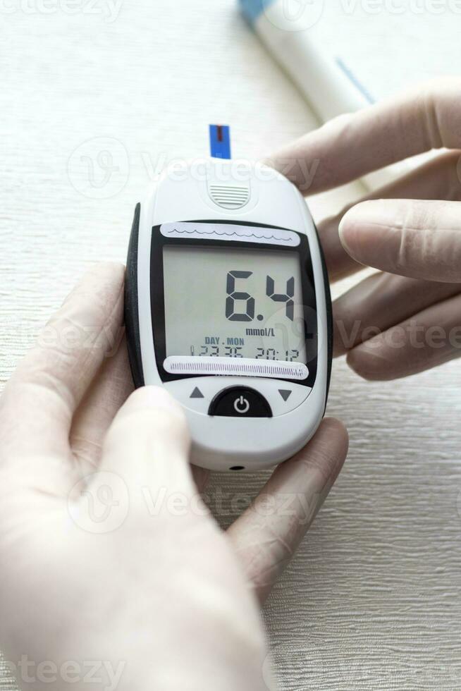 schließen oben Schuss von das Krankenschwester halten Glukometer Instrument. Gesundheitswesen foto