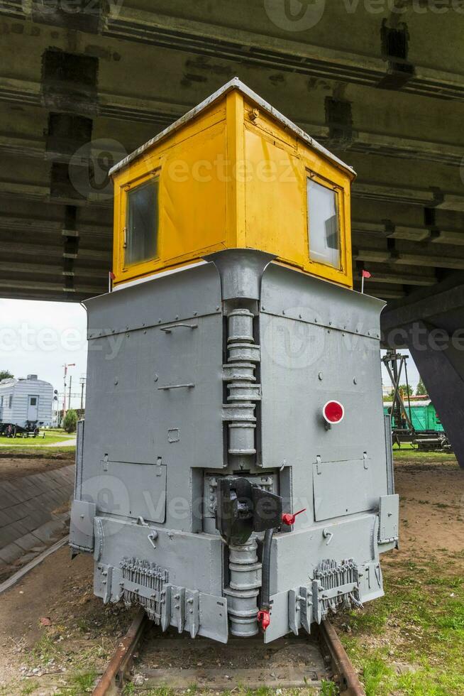 Schuss von das Jahrgang alt Konstruktion Zug entworfen zu entfernen das Schnee von das Schienen. Technologie foto