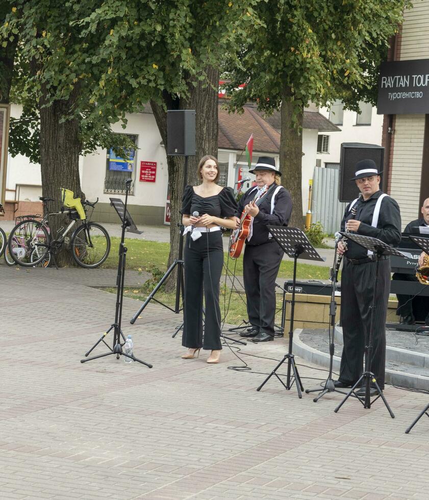 Brest, Weißrussland - - 25.08.2023 - - Jazz Straße Band durchführen zum öffentlich. Unterhaltung foto