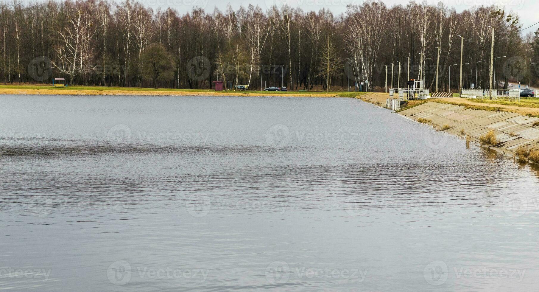 Landschaft Schuss von das See während kalt Jahreszeit. Natur foto