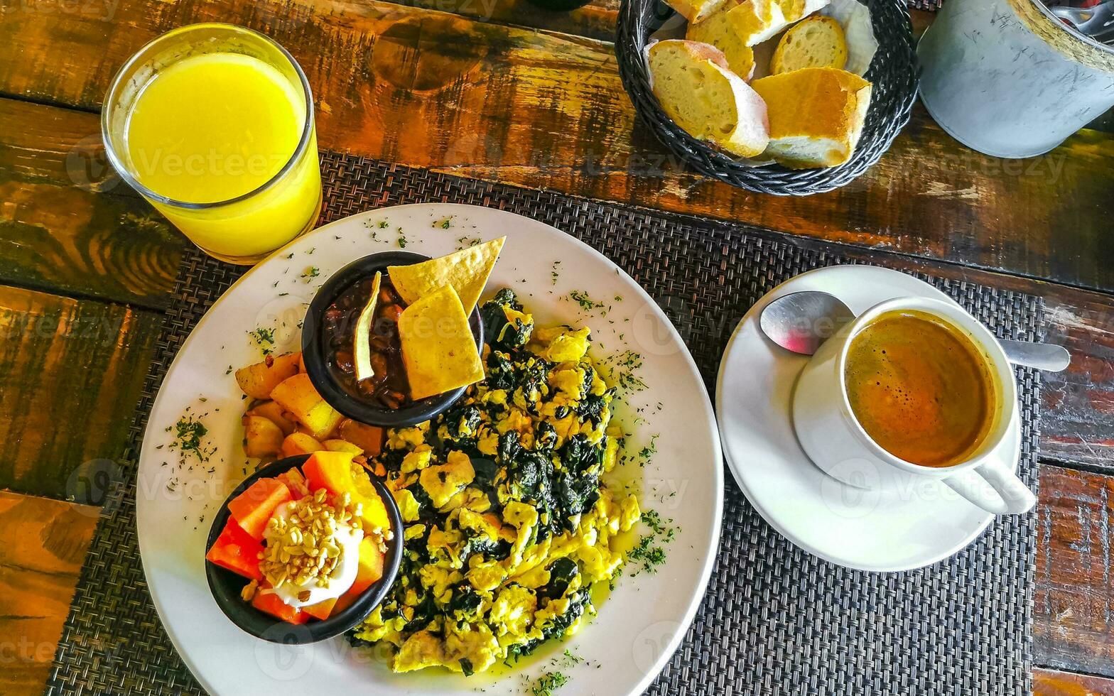 Frühstück durcheinander Eier Spinat Obst Kartoffeln schön vereinbart worden auf Platte. foto