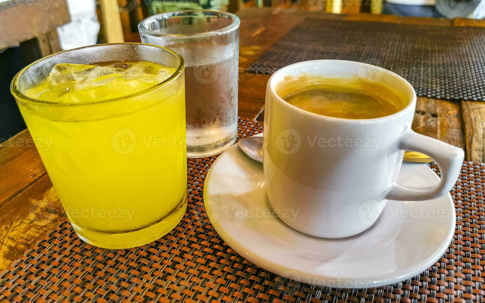 Tasse von Americano schwarz Kaffee im Restaurant Cafe im Mexiko. foto