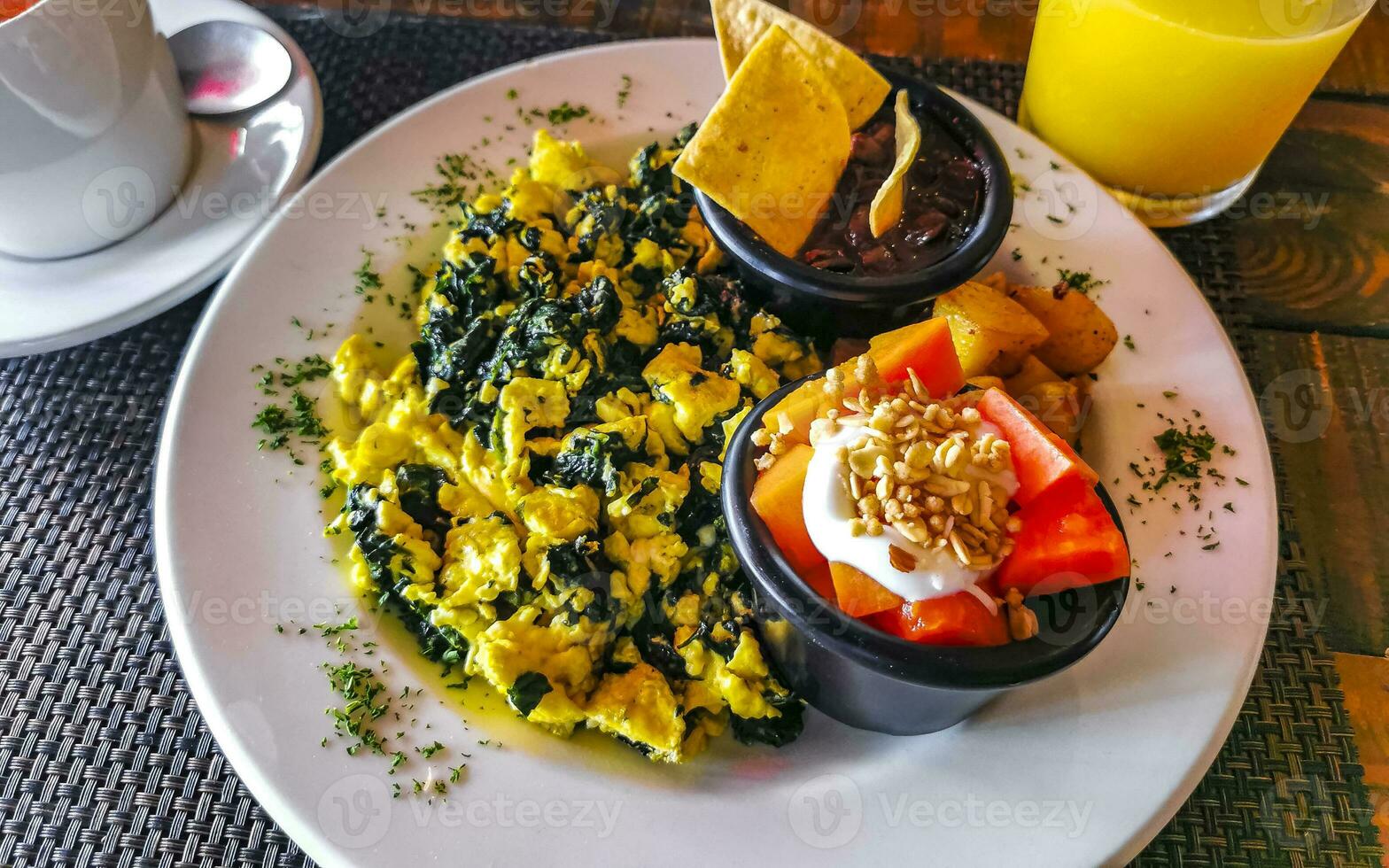 Frühstück durcheinander Eier Spinat Obst Kartoffeln schön vereinbart worden auf Platte. foto