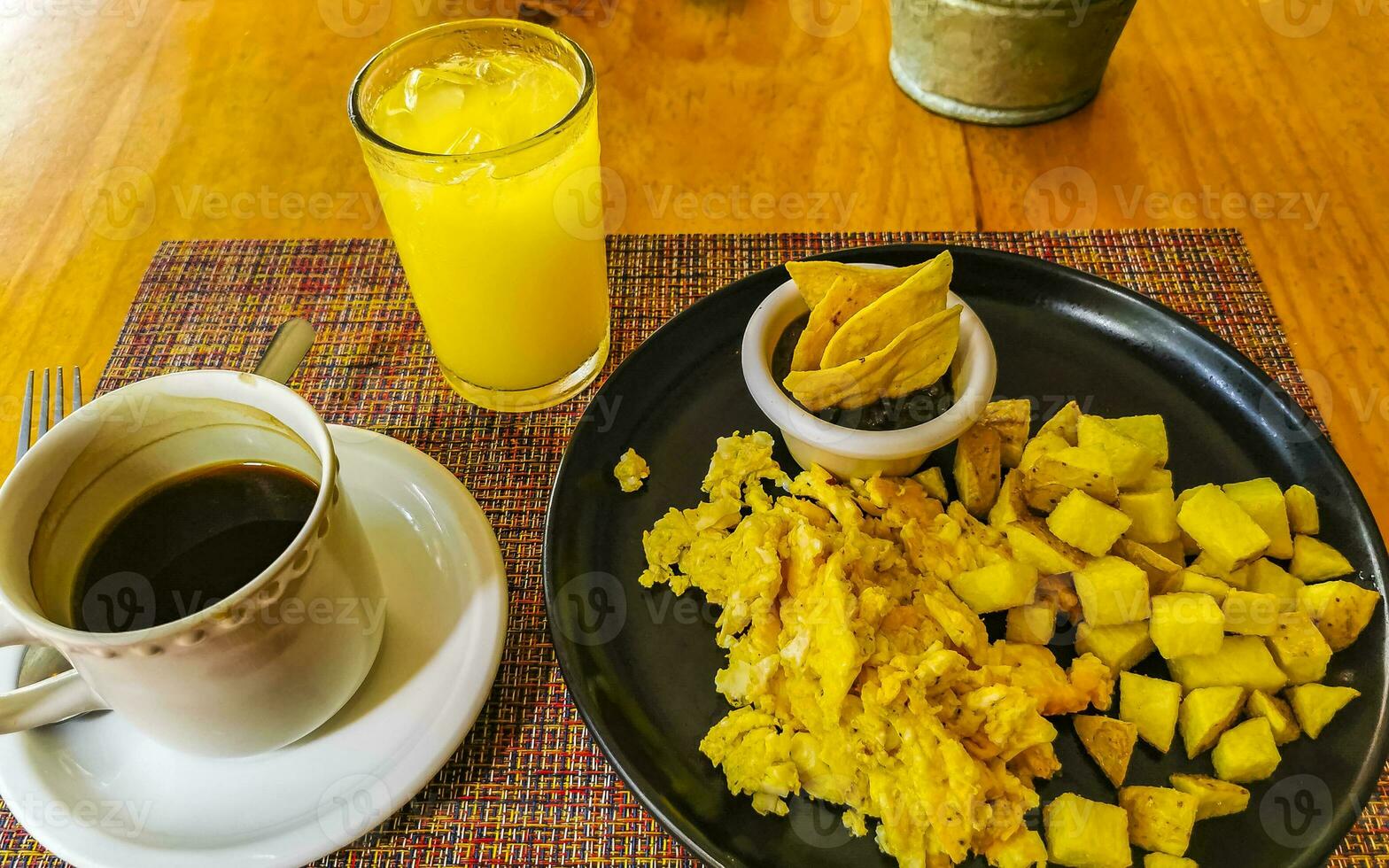 Frühstück durcheinander Eier Spinat Obst Kartoffeln schön vereinbart worden auf Platte. foto