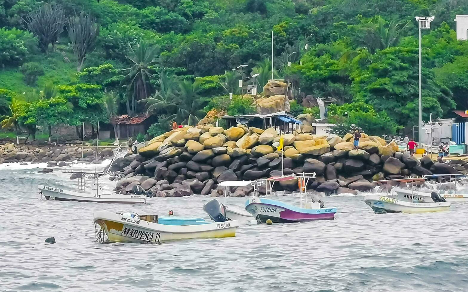 puerto escondido oaxaca mexiko 2022 fischerboote am hafenstrand in puerto escondido mexiko. foto