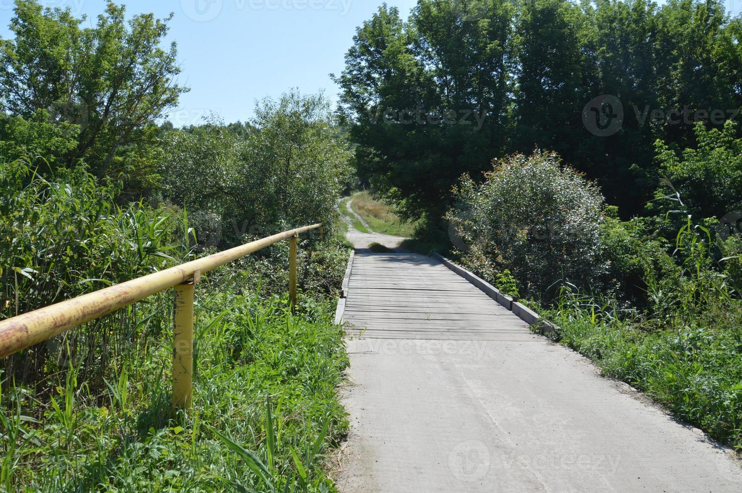 Panorama von Landschaftsfeldern und Straßen im Dorf foto