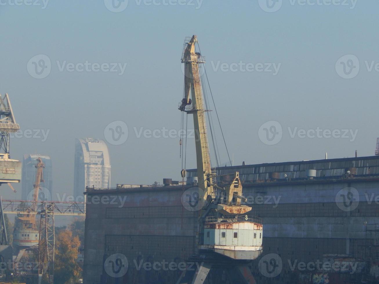 Hafenkräne für den Gütertransport im Hafenlogistikkomplex foto