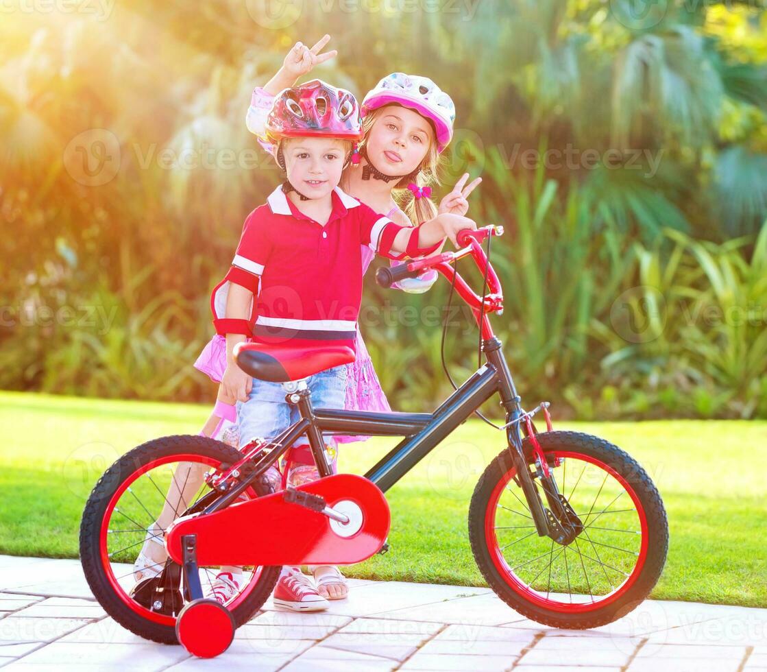 Kinder spielen im Park foto