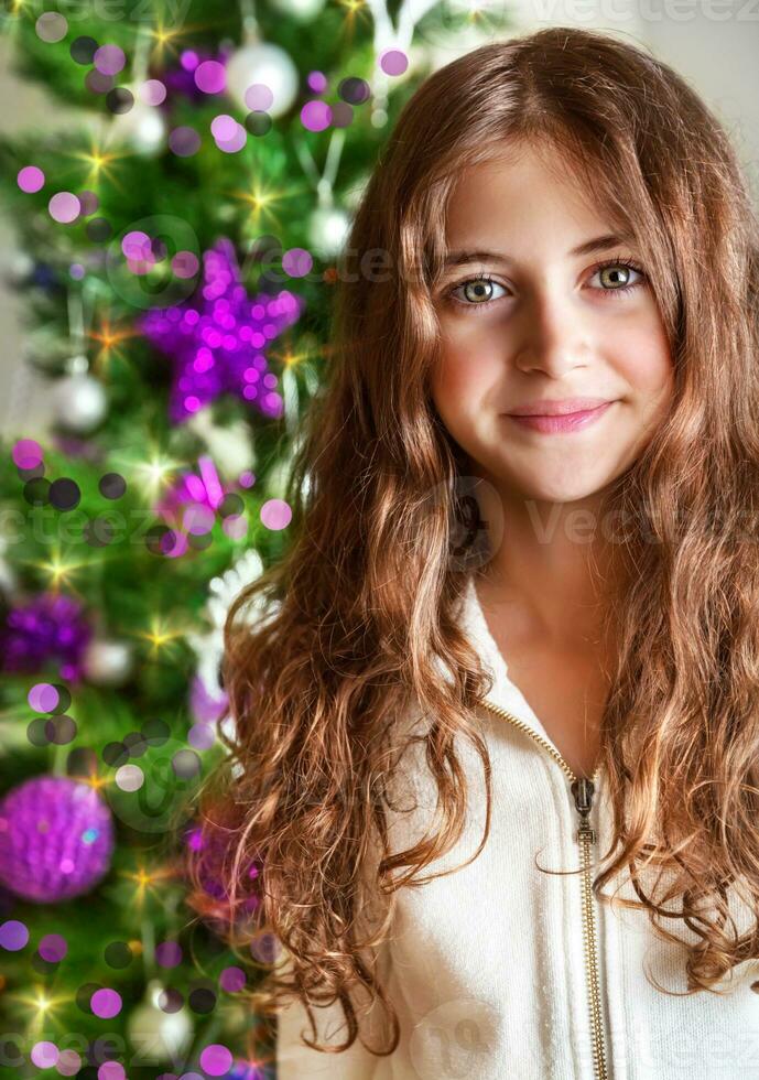 Süss Mädchen Porträt in der Nähe von Weihnachten Baum foto