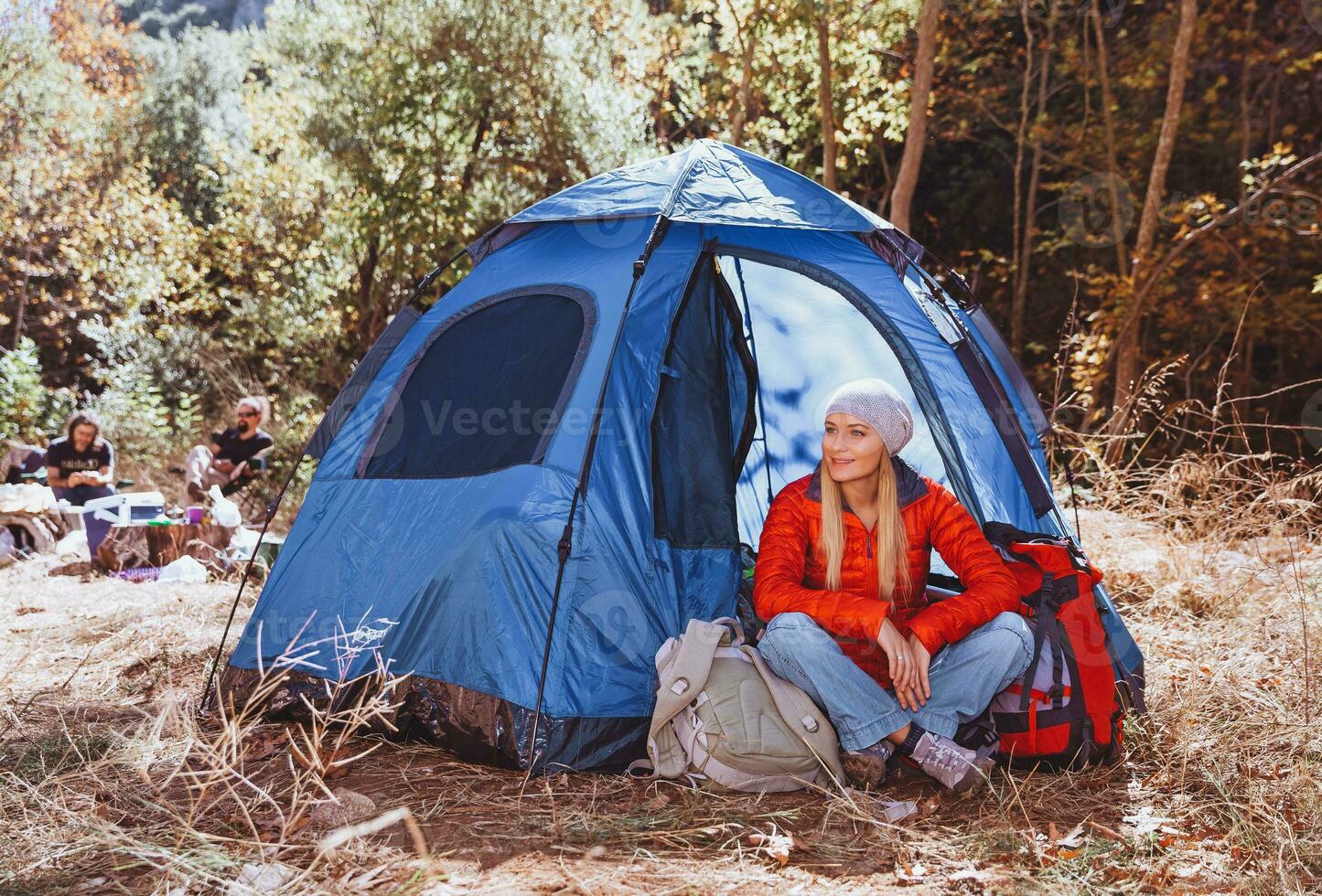 aktiv Frau Camping im das Berge foto