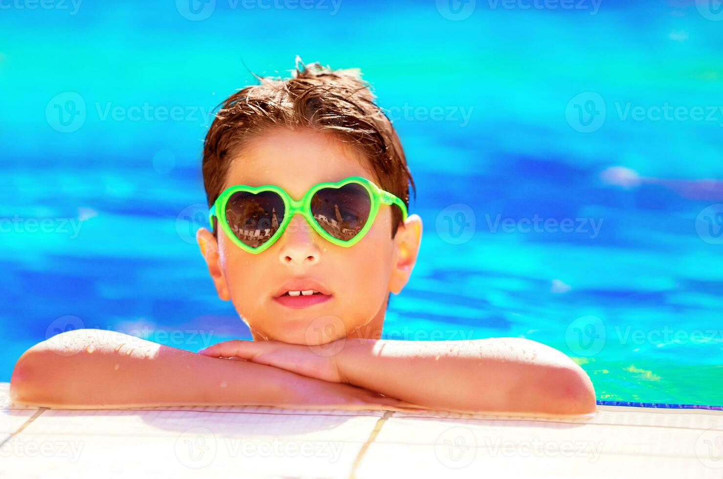 ziemlich Junge im das Schwimmbad foto