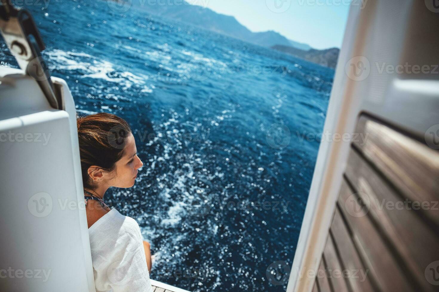 glücklich Sommer- Zeit auf Segelboot foto