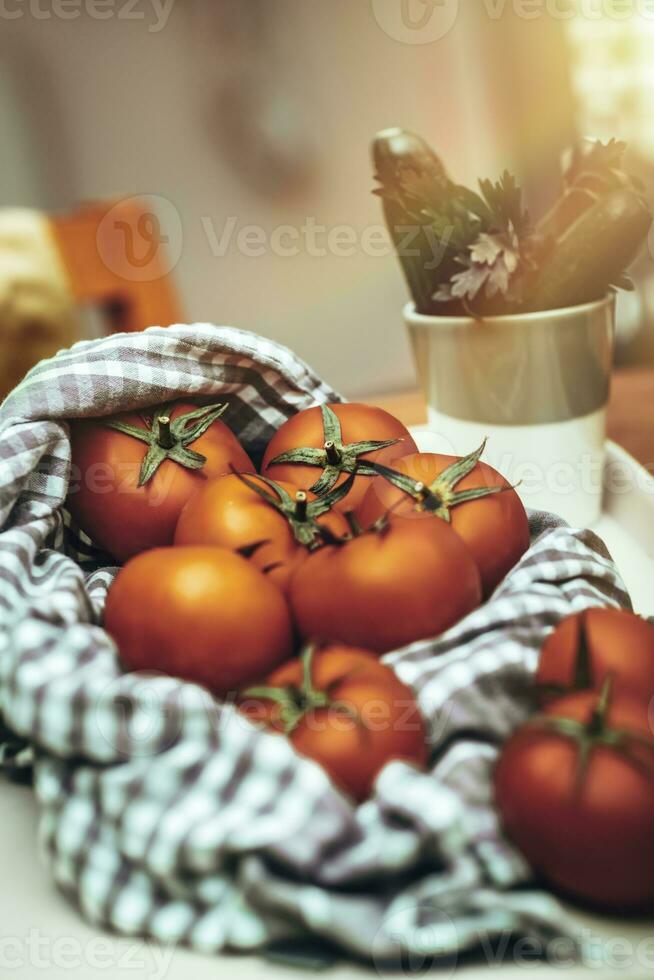 frisch Tomaten im das Küche foto