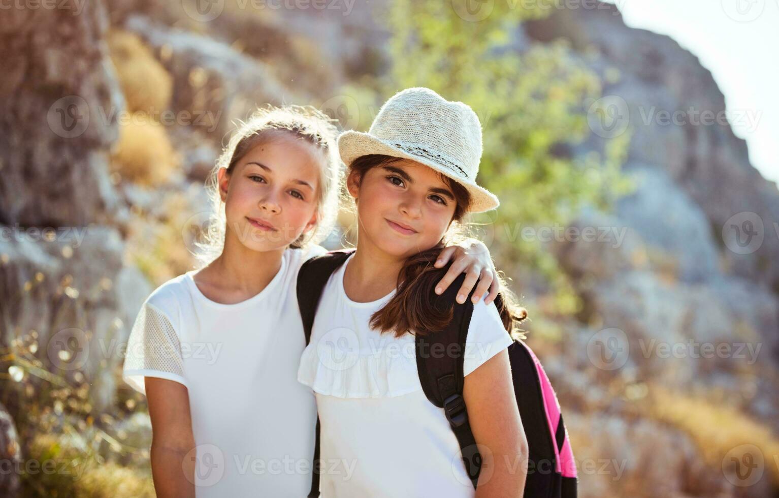 zwei glücklich Mädchen im Sommer- Lager foto