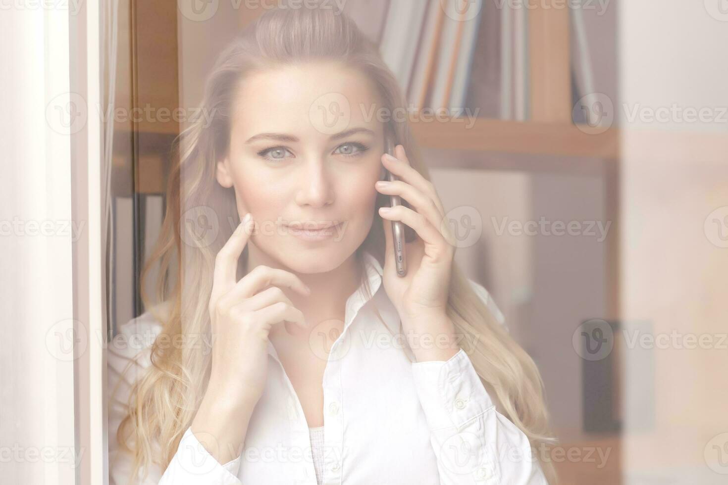 Frau am Telefon foto