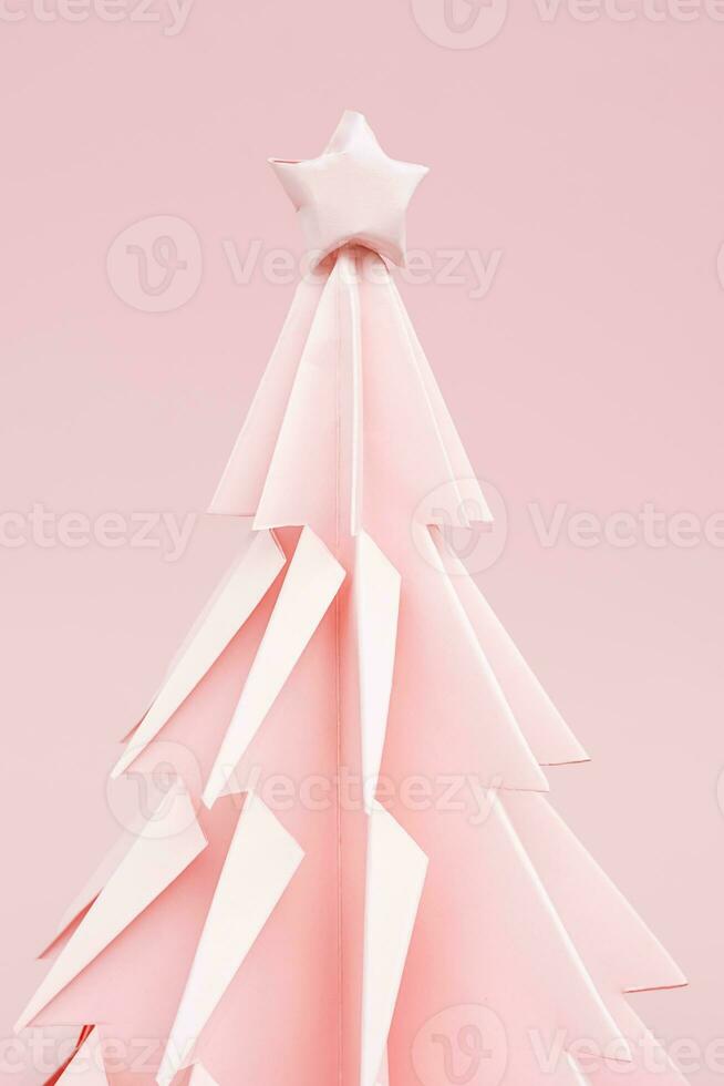 Origami Weihnachten Baum. kreativ festlich Konzept. foto