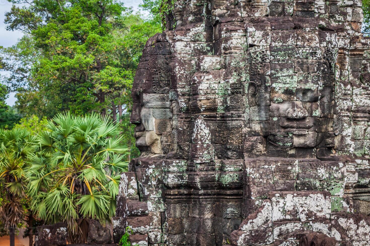 alte Steingesichter des Bajon-Tempels, Angkor, Kambodscha foto