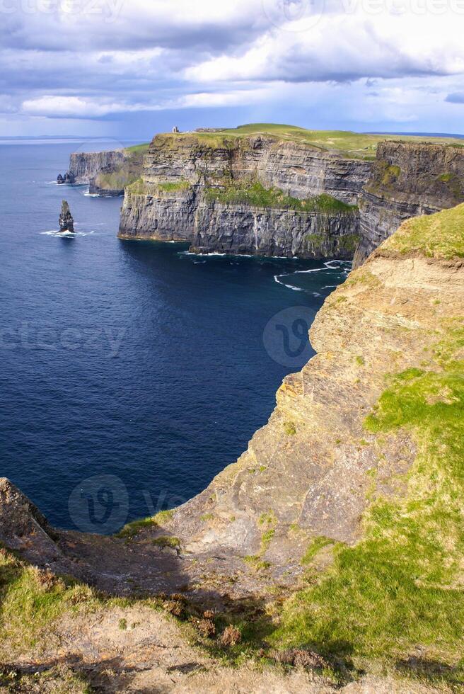 berühmt Klippen von moher mit Turm. Irland foto