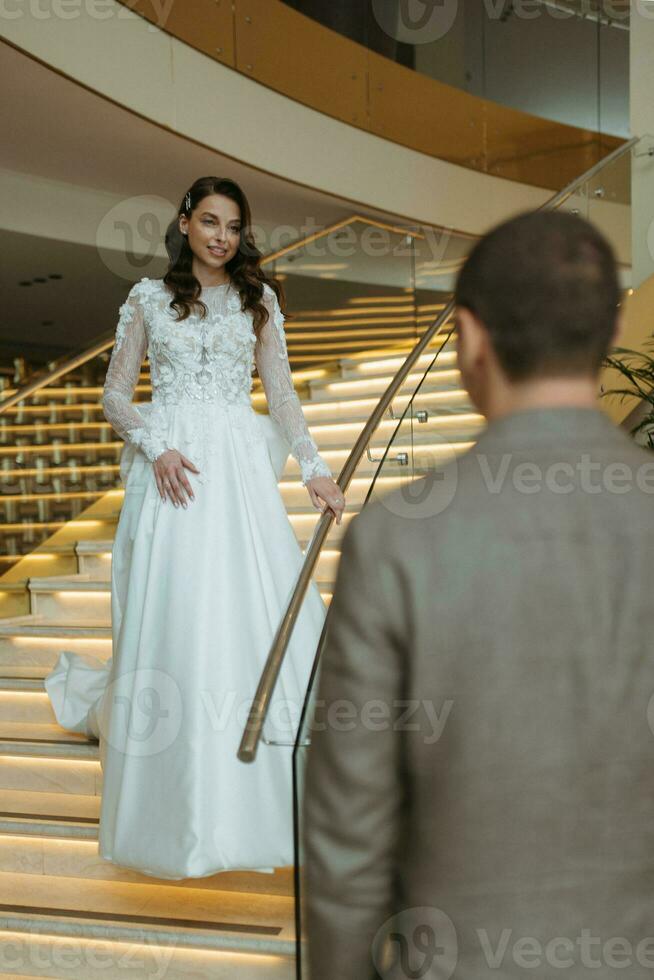 Treffen von das Braut und Bräutigam auf das Hotel Treppe foto