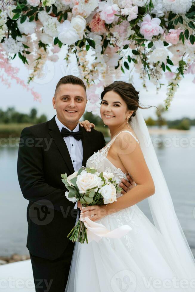 Hochzeitszeremonie des Brautpaares auf dem Pier foto