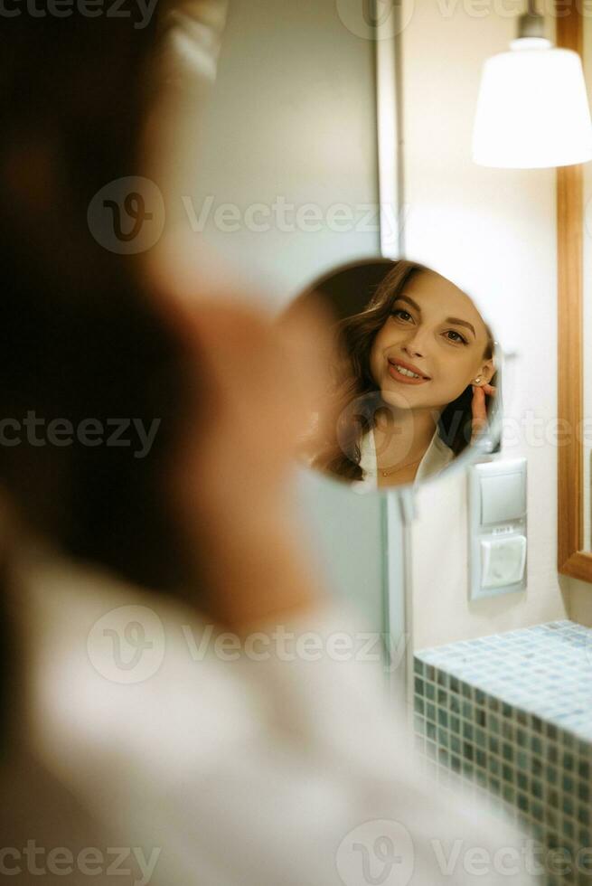 braunhaarig Mädchen im das Morgen im das Badezimmer foto