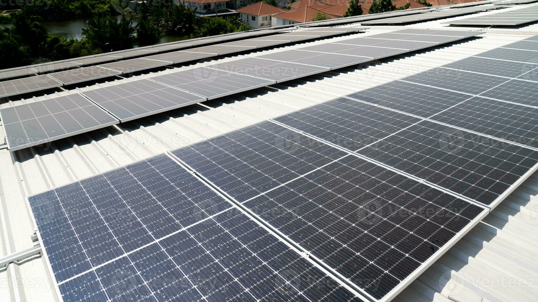 Solar- Zelle Bauernhof Leistung Pflanze Öko-Technologie. Landschaft von Solar- Zelle Paneele im ein Photovoltaik Leistung Pflanze. Konzept von nachhaltig Ressourcen Fabrik Dach. foto