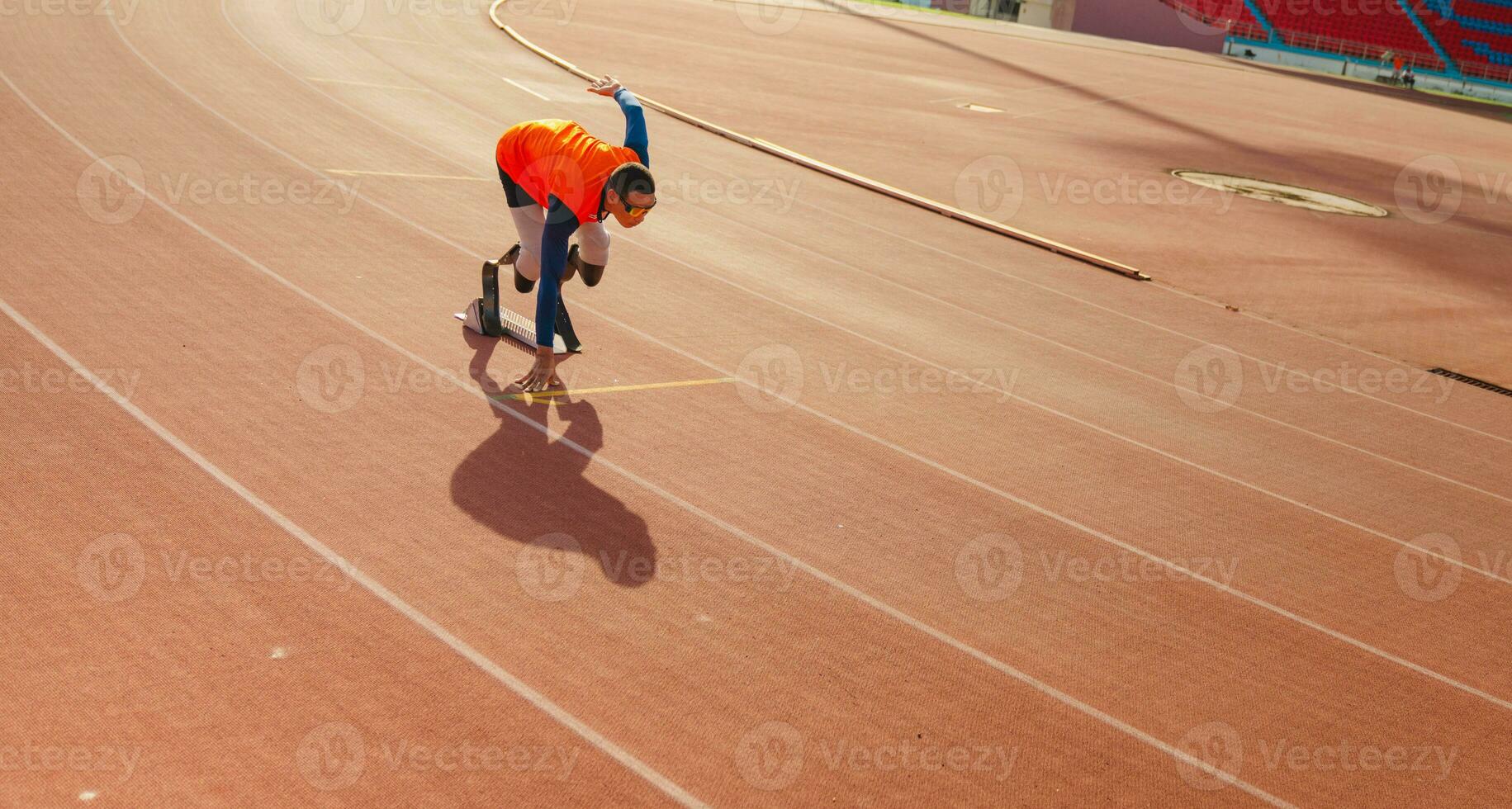 asiatisch Para-Sportler Läufer Prothese Bein auf das Spur allein draußen auf ein Stadion Spur paralympisch Laufen Konzept. foto