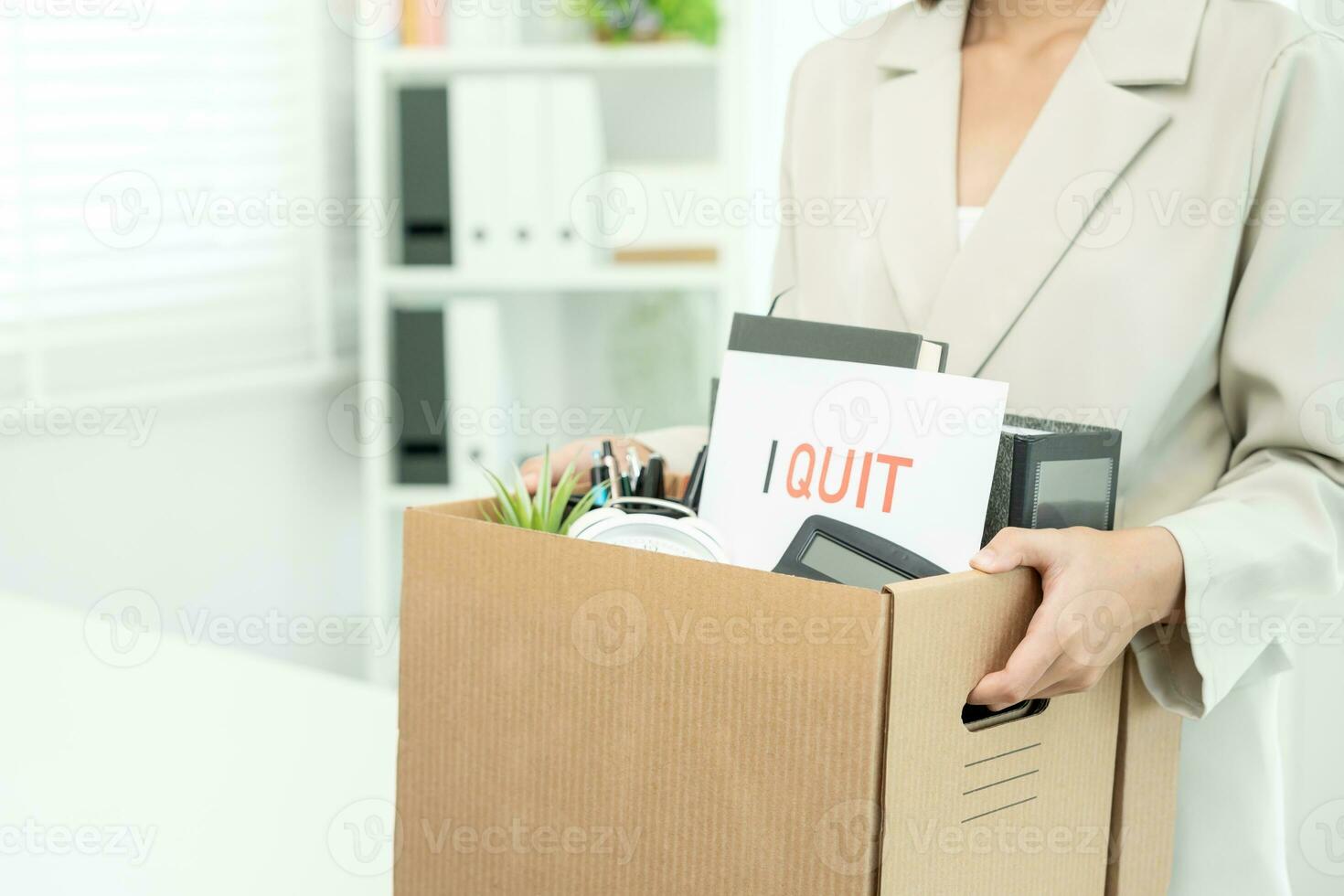 Rücktritt, verlassen, aufhören, stressig Geschäftsfrau werden zurücktreten von das Unternehmen. weiblich Mitarbeiter ist Heben ein braun Papier Box Das hält persönlich Artikel. , Job Platzierung und Stellenangebote, Rücktritt Brief foto