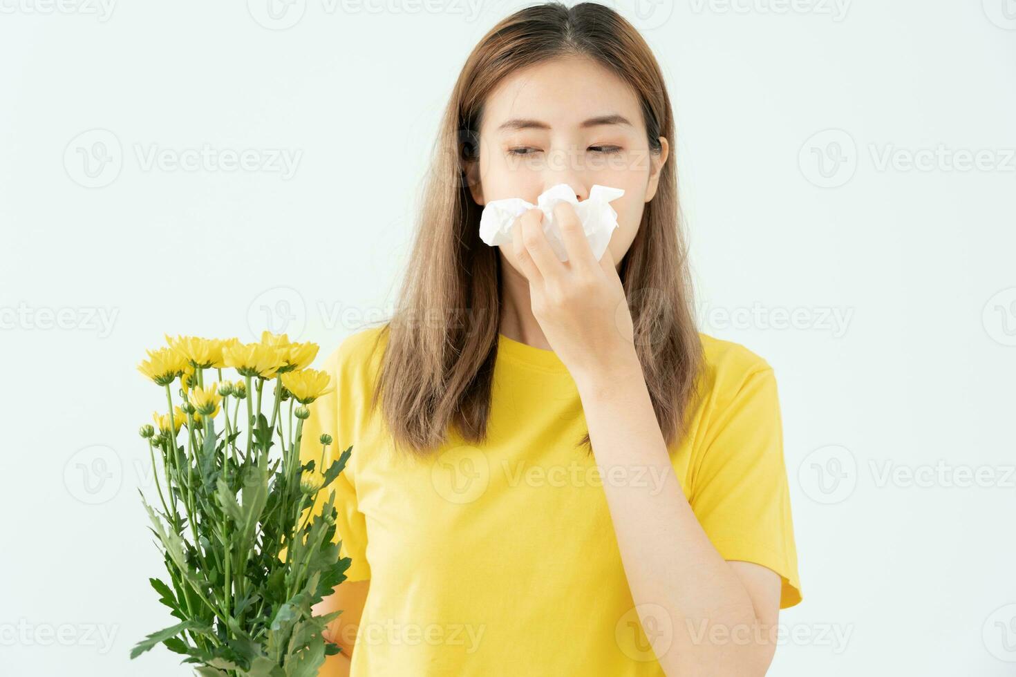 Pollen Allergien, asiatisch jung Frau Niesen im ein Taschentuch oder weht im ein wischen, allergisch zu wild Frühling Blumen oder Blüten während Frühling. allergisch Reaktion, Atemwege System Probleme foto