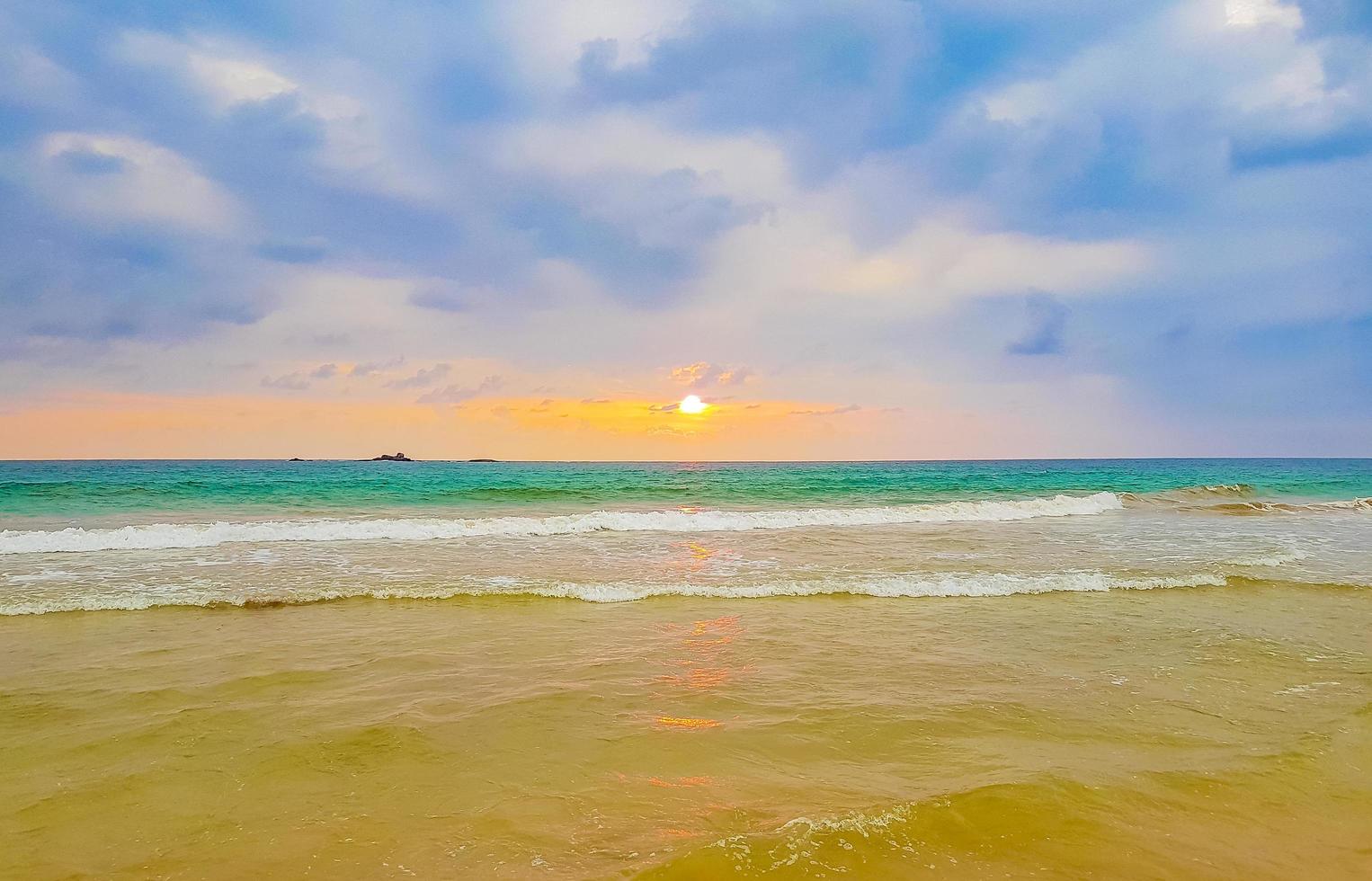 wunderschönes farbenfrohes Sonnenuntergangslandschaftspanorama von Bentota Beach Sri Lanka foto