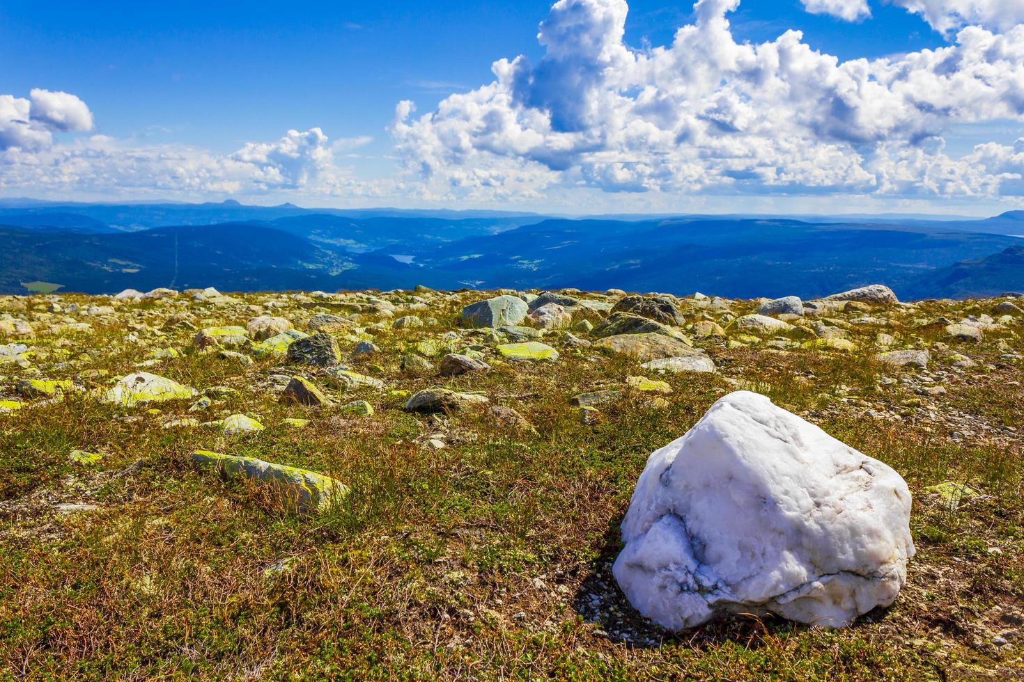großer weißer felsen in erstaunlicher norwegischer landschaft vang norwegen foto