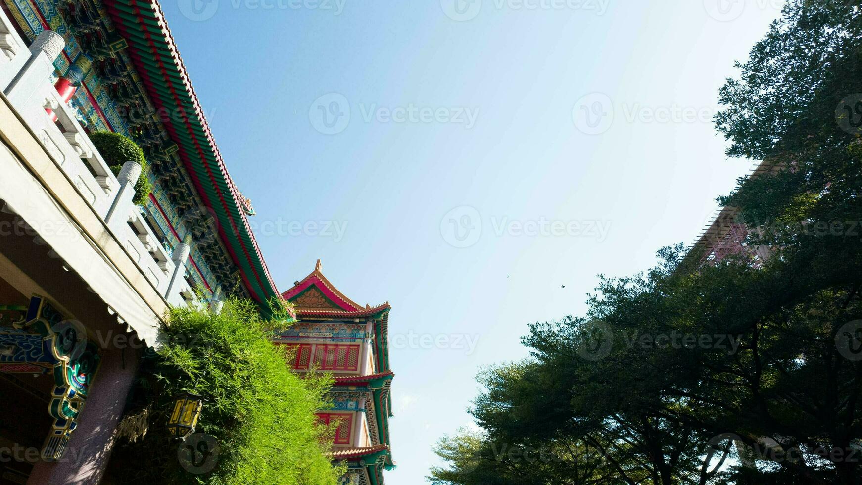 China Tempel wat Drachen Blau Himmel Hintergrund Hintergrund Asien Statue Religion Buddha Buddhismus traditionell Gebäude die Architektur Chinesisch Neu Jahr 2024 2023 Zeit Drachen Charakter Tierkreis Reise Ausflug Tourismus foto