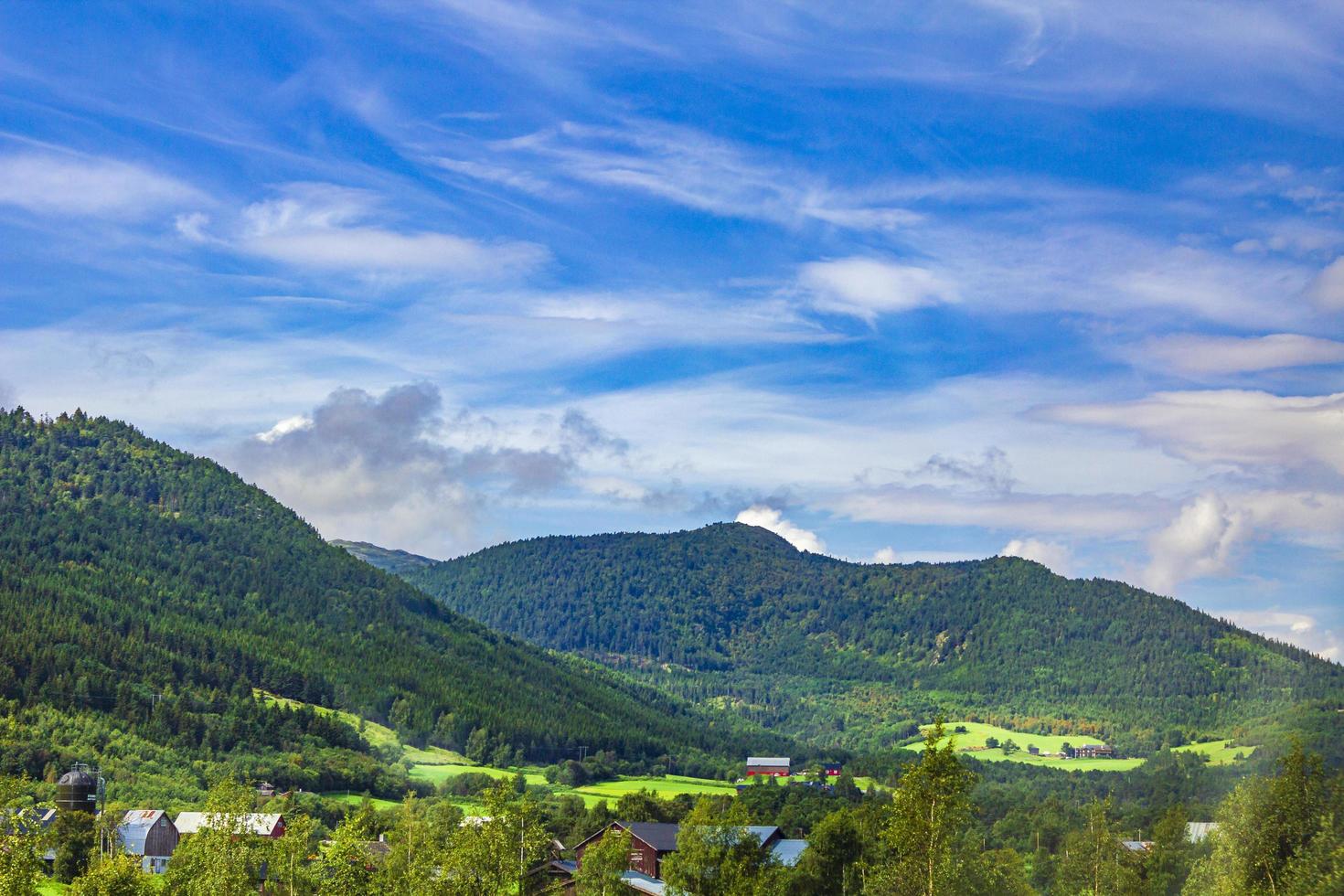 erstaunliche unglaubliche norwegische landschaft mit bergen und dorf jotunheimen norwegen foto